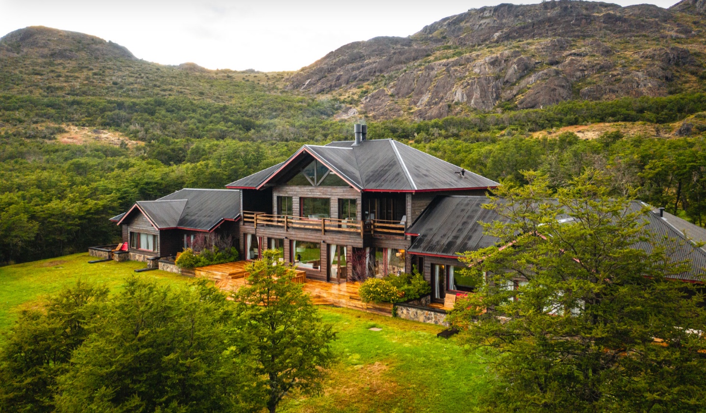 Tres Valles Lodge beneath the mountains near Rio Pico